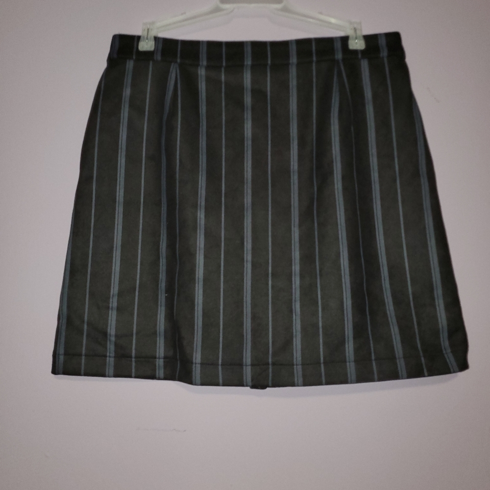 Mod Style Mini Skirt - Picture 2 of 3
